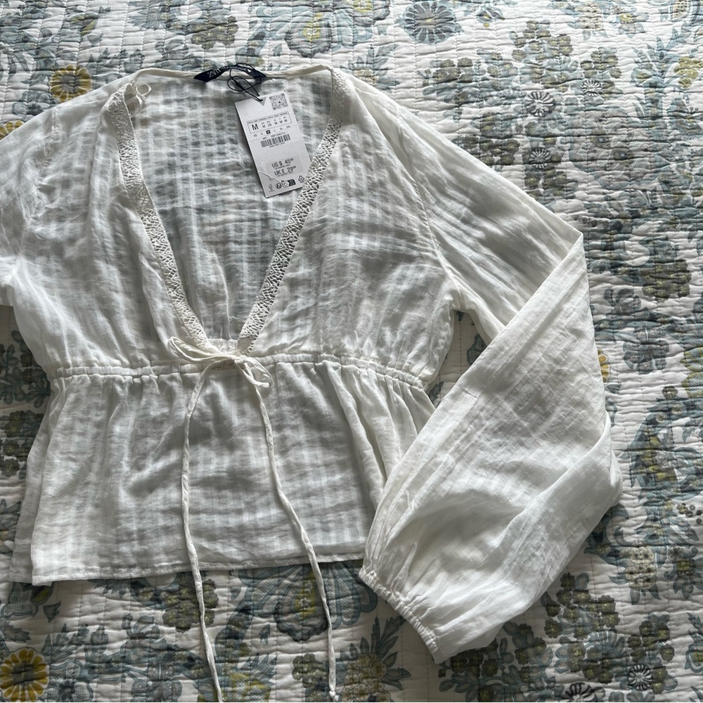 Zara beautiful modern top in size medium. Brand new